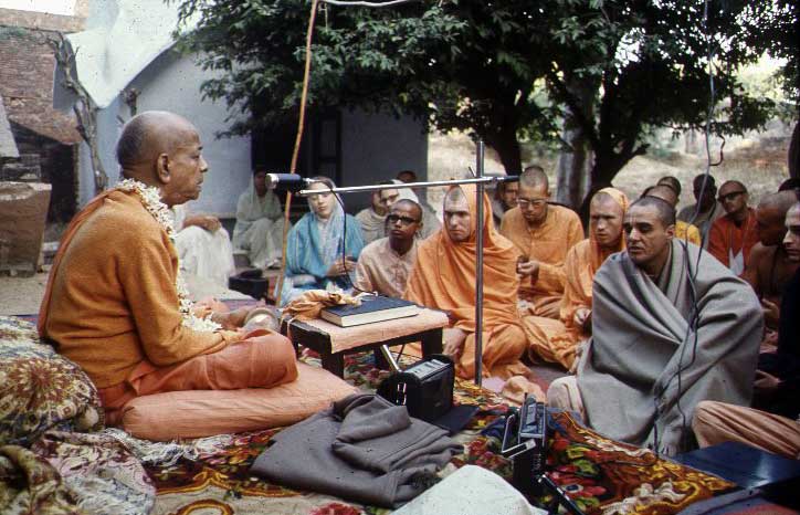 Srila-Prabhupada-giving-instructions